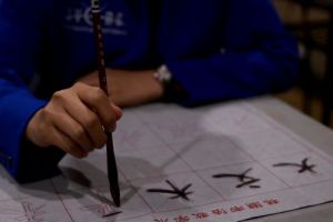 Mahasiswa Pendidikan Bahasa Mandarin Menulis Kaligrafi Aksara Mandarin