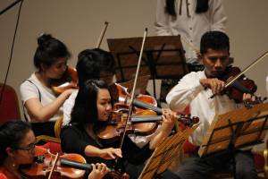 Mahasiswa Seni Musik Memainkan Biola Saat Konser Ujian Akhir Semester