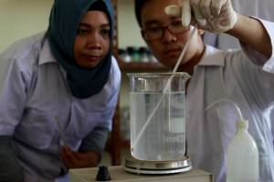 Mahasiswa Teknik Lingkungan Melakukan Eksperimen di Laboratorium Universitas Universal
